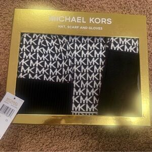 New Michael Kors 3-Piece Set Knit
Scarf, Hat & Gloves Black
MK Logo